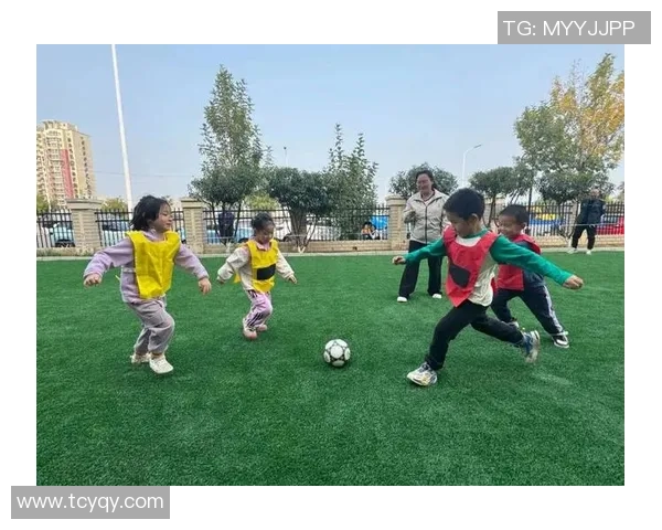 踢足球不仅是运动更是培养孩子团队精神与坚韧品质的最佳途径